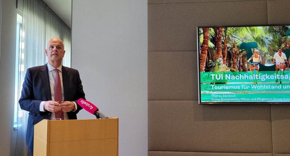 „Sustainability“ ist in aller Munde, auch beim weltgrößten Reisekonzern, der TUI Group. Deren Chief Sustainability Officer (CSO) und Mitglied des Group Executive Committee, Thomas Ellerbeck, stellte Mitte März in Wien die neue „Nachhaltigkeitsagenda“ des Unternehmens vor. Anlass dafür bot die TUI-Pressekonferenz unmittelbar vor Eröffnung der Ferien-Messe. 