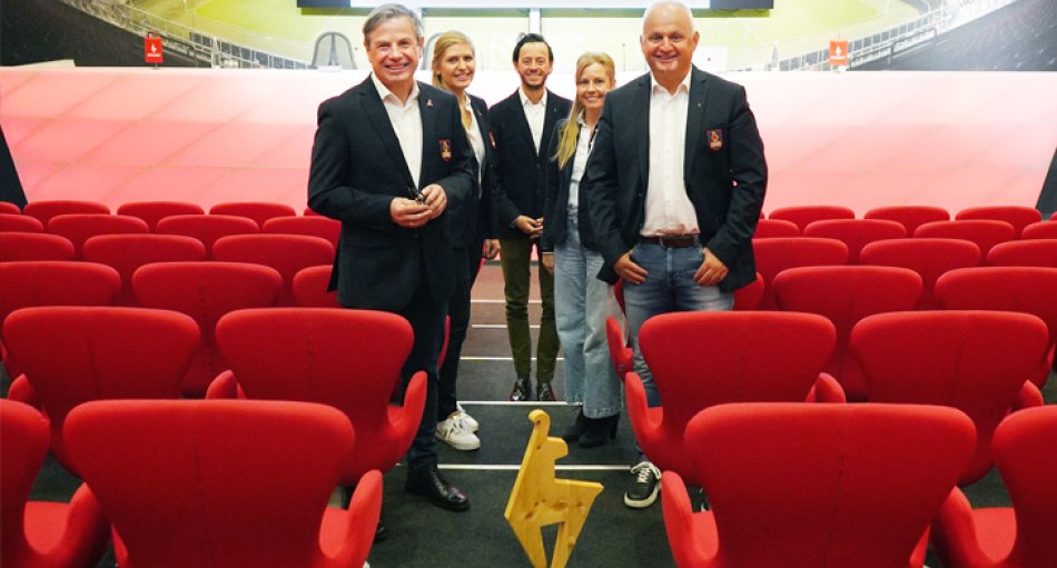 Sorgten in der Münchner Allianz Arena für einen vielversprechenden Saison-Auftakt: Die beiden KitzSki-Vorstände Anton Bodner (l.) und Christian Wörister (r.). sowie Sylvia Brix (2.v.l.; Leitung Marketing KitzSki), Stefan Pühringer (Mi.; Geschäftsführer-­S