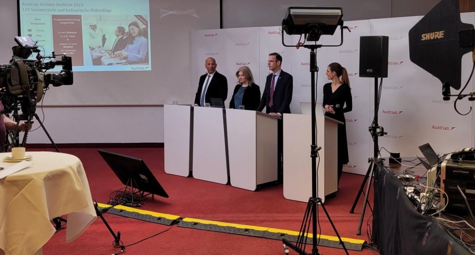 Erstmals seit 2019 „ein Unternehmens-Ergebnis, dass nicht in unseren Farben leuchtet“ konnte heute, Freitag, der Austrian Airlines-Vorstand mit CEO Annette Mann, CCO Michael Trestl und COO Franceso Sciortino der Öffentlichkeit kommunizieren. Gleich im Anschluss an die Präsentation an die OS-Mitarbeiter:innen bat das Trio die Medien zum hybriden Pressegespräch, das von Sophie Matkovits, Leiterin Corporate Communications von Austrian Airlines, moderiert wurde. Annette Mann: „Ich bin stolz auf diese Teamleistung, die uns da gelungen ist.“