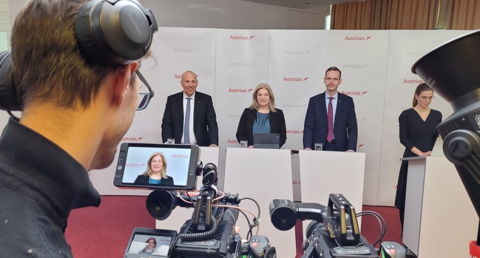 Erstmals seit 2019 „ein Unternehmens-Ergebnis, dass nicht in unseren Farben leuchtet“ konnte heute, Freitag, der Austrian Airlines-Vorstand mit CEO Annette Mann, CCO Michael Trestl und COO Franceso Sciortino der Öffentlichkeit kommunizieren. Gleich im Anschluss an die Präsentation an die OS-Mitarbeiter:innen bat das Trio die Medien zum hybriden Pressegespräch, das von Sophie Matkovits, Leiterin Corporate Communications von Austrian Airlines, moderiert wurde. 