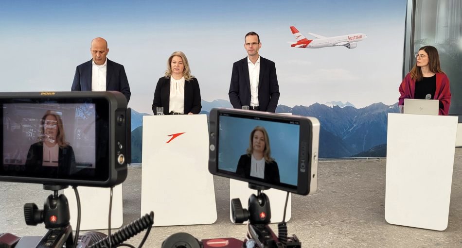 Das Austrian Airlines-Ergebnis der ersten neun Monate 2023 ist mit einem EBIT (Ergebnis vor Zinsen und Steuern) von 143 Mio. Euro das beste aller Zeiten (2018 kam mit +116 Mio. Euro am nächsten). Entsprechend entspannt war die Atmosphäre bei der Pressekonferenz mit Austrian Airlines CEO Anette Mann (2.v.l.), COO Francesco Sciortino (l.) und CCO Michael Trestl (2.v.r.) Anfang November im Office Park 4 des Flughafens Wien. Moderiert wurde das Gespräch von Senior Director Corporate Communications, Sophie Matkovits (r.). 