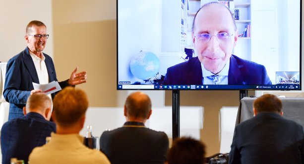 Moderator Hans Wieser mit Politikwissenschaftler Peter Filzmaier beim BÖTM Top Seminar 2022