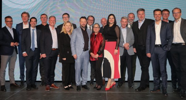 Ein Teil des Kern-Strategieteams (v.l.): Klaus Hofmann, Werner Cerutti, Christian Zechmeister, Martin Ochsenhofer, Patrik Hierner, Stefan Kirschner, Brigitte Pelzer, Kurt Kaiser, Gerhard Hutter, Ulrike Tschach-Sauerzopf, Ronald Kantauer, Landeshauptfrau-Stellvertreterin Astrid Eisenkopf, Josef Puchas, Peter Prisching, Johannes Ehrenfeldner, Didi Tunkel, Florian Grösswang und Gernot Memmer