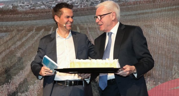 Didi Tunkel (l.) bedankte sich bei KR Gerhard Gucher (r.) mit einer Riesen-Schaumrolle.