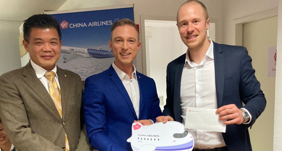 Rund um die Wiederaufnahme der CI-Flüge mit 31. Oktober 2022 luden China Airlines Österreich-Manager Vincent Lim (l.) und Sales- und Marketing Manager Joachim Trauner (Mi.,) erstmals Partner*innen aus der Touristik zum „After-Work-Event“. Der Hauptpreis des Abends beim abschließendem Gewinnspiel ging an Sebastian Wolf (Bild rechts) von BTU: Ein Business Class Tickets ab Wien, gültig für das gesamte China Airlines Streckennetz.