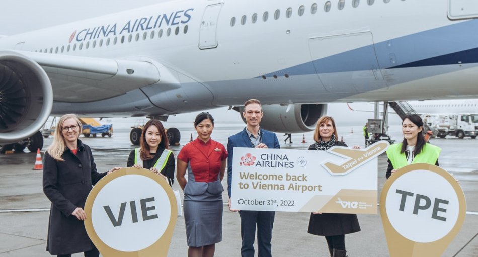 Nach 30 Monaten Corona-bedingter Pause war es am 31. Oktober 2022 soweit: China Airlines (CI), der Flagg Carrier von Taiwan, nahm wieder seine Nonstop-Flüge zwischen dem Hauptstadt-Flughafen Taoyuan International Airport (TTY) und dem Vienna International Airport (VIE) auf. Zum Einsatz kommt die modernste Langstreckenmaschine der Gegenwart, der Airbus A350-900. Der Comeback-Flug wurde gebührend von Joachim Trauner (3.v.r.), Sales & Marketing/Austria CEE Countries von China Airlines, Belina Neumann (2.v.r.), Head of Aviation Development am Flughafen Wien und ihrer Kollegin Ursula Pusch (l.), Director Route Development East Asia, Southeast Asia & Oceania, begrüßt.