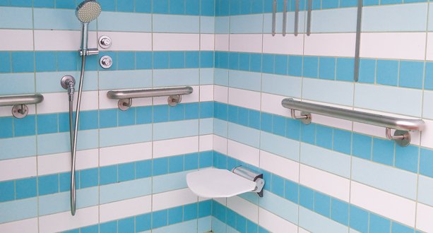 Barrierefrei erreichbare Pooldusche
