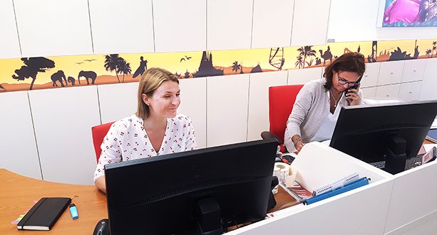 Ruefa-Reiseberaterin Tanja Nagele (l.) und Priska Schiller (r. am Telefon)