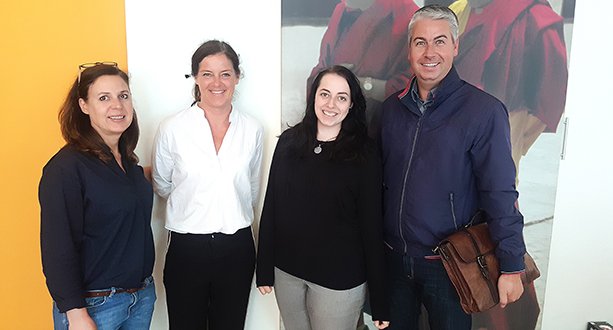 Anja Kreidl, Bettina Mölk und Lehrling Anna Pesentaler (v.l., alle Check In) mit Christian Mössler