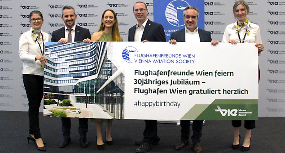Flankiert von Mitarbeiterinnen der VIE Besucherwelt (v.l.): Thomas Gamharter, Moderatorin Sasa Schwarzjirg, Gernot Kastner und Peter Kleemann