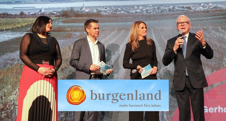 Im Rahmen einer Tourismusgala Ende März stellte der Burgenland Tourismus seine „Tourismus-Strategie 2030“ vor. Landeshauptmann-Stellvertreterin Astrid Eisenkopf und Burgenland Tourismus-Geschäftsführer Didi Tunkel überreichten dabei dem ehemaligen burgenländischen Tourismusdirektor KR Gerhard Gucher den Ehrenpreis für das „Touristische Lebenswerk“. Gemeinsam auf der Bühne mit der Moderatorin des Abends Elisabeth Gamauf.