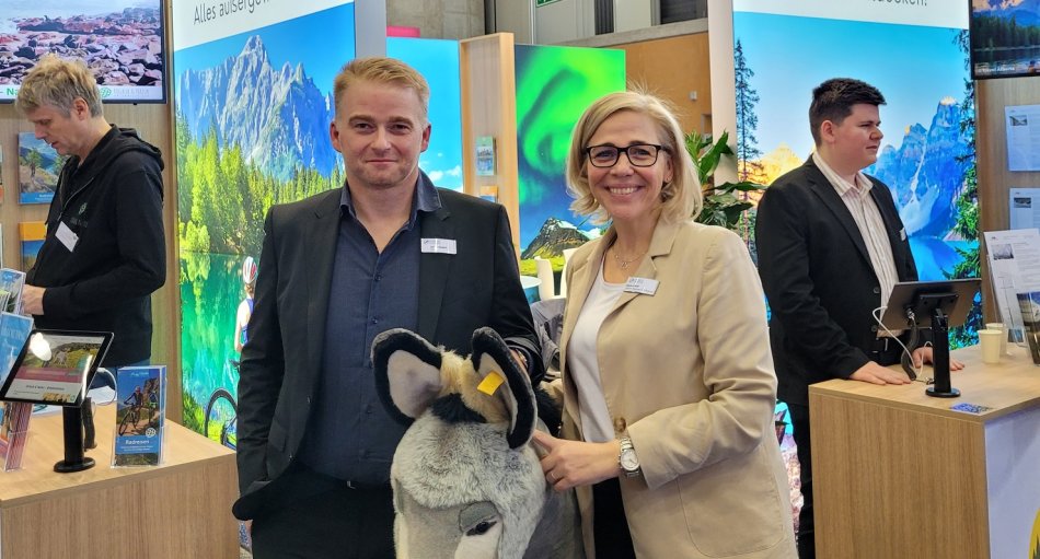 Es war eine in mehrfacher Hinsicht denkwürdige Ferien-Messe Wien 2023, nicht zuletzt dank Nicole Glöckl: Mit ihr fand sich eine Managerin unter den Ausstellern wieder (OWC Tourismus von Jochen Balduf, das nach Österreich expandiert), aus deren Feder ein Großteil des nun umgesetzten Messe-Konzeptes stammte. Ebenso erwies sich die Ferien-Messe als Besucher-Magnet, auch wenn die Zahlen nicht mit jener der einst im Paarlauf veranstalteten Vienna Autoshow mithalten konnten.