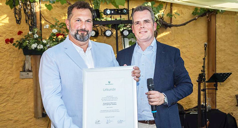 HanseMerkur-Vorstand Johannes Ganser (r.) gratulierte zum 10-jährigen Jubiläum und überreichte eine Urkunde an Fuad Izmirlija (l.)