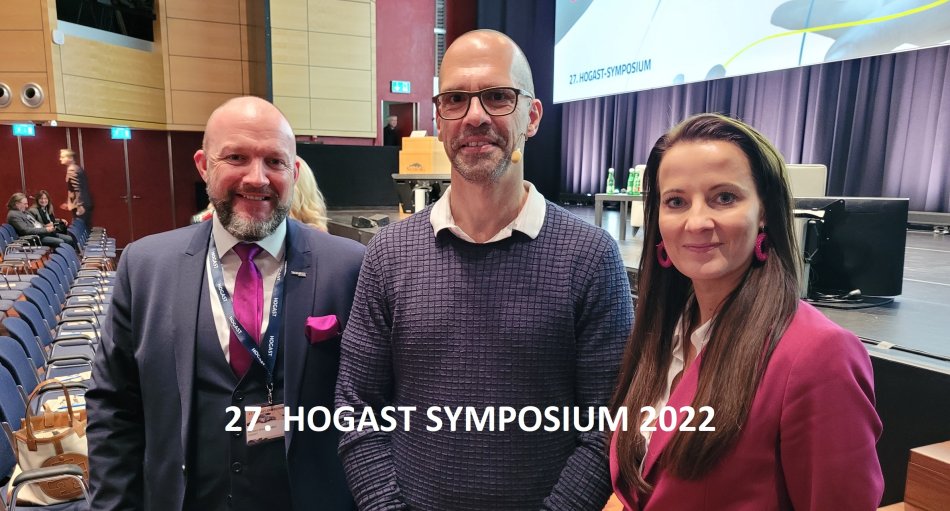 Das HOGAST Symposium 2022 im Salzburg Congress war mit der Rekordbeteiligung von 900 Teilnehmer*innen ausverkauft. HOGAST Vorstandsvorsitzender Allegra Frommer und ihr Vorstandskollege Richard Wisdom konnten tolle Vortragende aufbieten, darunter Mr. 