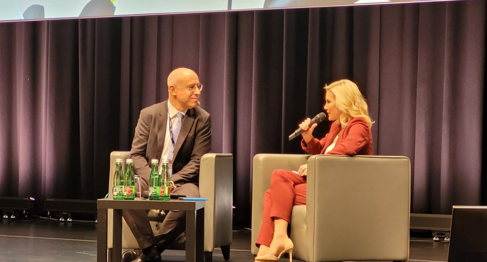 Er sorgte für den starken Start des HOGAST Symposiums 2022: der Direktor des WIFO Gabriel Felbermayer. „Auf ihn hört sogar die Bundesregierung“, stellte ihn Moderatorin Katrin Prähauser (Servus TV) den Referenten in Anspielung auf die von Felbermayer angeregte Strompreisbremse vor