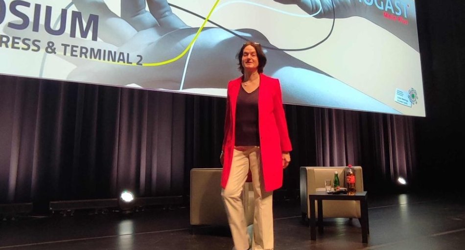 Vorhang auf für „Impact-Unternehmer“ - Coaching-Spezialistin Paula Brandt propagierte auf dem HOGAST Symposium 2022 unter dem Motto „Impact-Unternehmer“ ein neues, für Krisen gewappnetes Unternehmertum.  