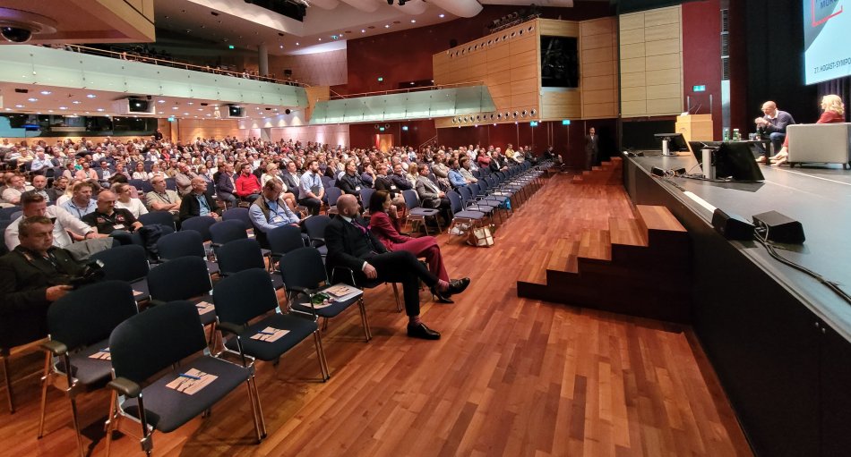 Jede Krise hat ihre Chancen. Diesem Sprichwort wurde die   Einkaufsgemeinschaft HOGAST auf ihrem Symposium 2022 Oktober im Salzburg Congress voll gerecht. Den 900 Teilnehmer*innen wurde ein überaus spannendes Potpourri an Ideen und Inspiration geboten.