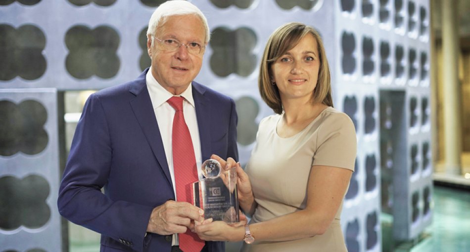 Gerhard Gucher, Direktor der VAMED Vitality World, bei der Überreichung des CC-Hospitality Awards in der Therme Laa – Hotel & Silent Spa mit CC-Geschäftsführerin Zoriana Iurechko