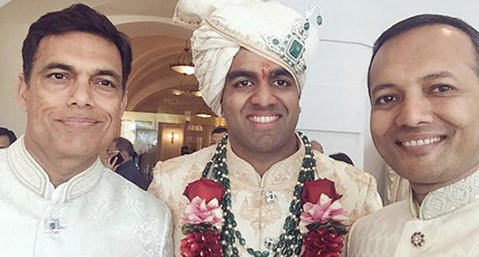 Die Brüder Sajjan (l.) und Naveen Jindal (r.) mit Bräutigam Parth Jindal