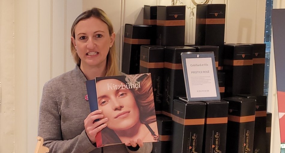 Anna Lena Obermoser (Presse und Marketing des Kitzbühel Tourismus)  bei der Pressekonferenz Ende Novcember 2022 vor Top-Medien im Gourmet-Lebensmittelgeschäft „Meinl am Graben“ in Wien 