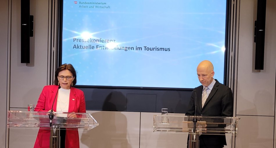 Mit gleich mehreren erfreulichen Informationen warteten heute Wirtschafts- und Arbeitsminister Martin Kocher und Tourismus-Staatssekretärin Susanne Kraus-Winkler auf. So konnte es zu einer weiteren Erhöhung des Saisonnier-Kontingents, es wurde 2022/2023 die drittbeste Wintersaison aller Zeiten erreicht und die Nachfrage für den bevorstehenden Sommer „bleibt gleich oder wird sogar stärker“. 