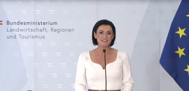 Sie war die längst dienende Ministerin in der Regierungsriege der ÖVP (Österreichische Volkspartei): Elisabeth Köstinger. Heute, 9. Mai 2022, kündigt sie ihren Rücktritt an. Sie war von Dezember 2017 bis Juni 2019 Österreichs erste Bundesministerin im damals neugeschaffenen Resort für Nachhaltigkeit und Tourismus, fungierte während der Expert*innen-Regierung als Nationalratsabgeordnete, um danach am Jänner 2020 neuerlich als Ministerin das Tourismus-Resort (Bundesministerium für Landwirtschaft, Regionen und Tourismus) zu führen.