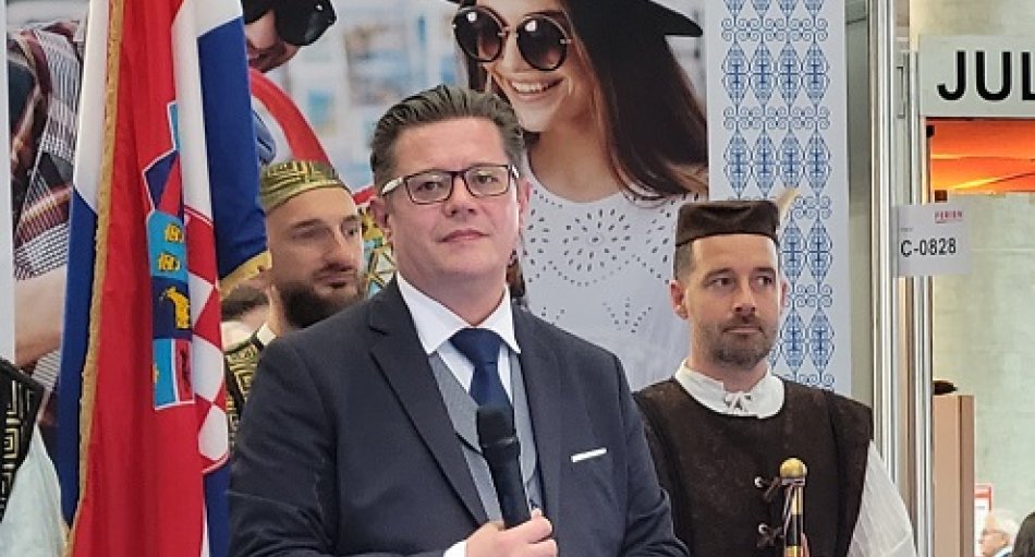 Als Partnerland der Ferien-Messe Wien 2023 konnte Kroatien gleich mit mehreren Trümpfen aufwarten. Der Anfang dieses Jahres erfolgte Beitritt zum Schengenraum sowie zur Euro-Zone ist nur einer davon, wie Tourismusministerin Nikolina Brnjac im Rahmen einer Kroatien-Pressekonferenz auf der Messe-Bühne in Halle C betonte. Moderiert wurde die Veranstaltung von Branimir Tončinić, Direktor der Kroatischen Zentrale für Tourismus in Wien und Präsident des Corps Tourstique Austria (CTA).