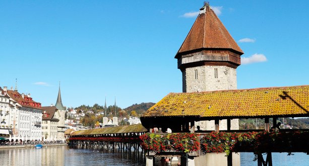 Die mittelalterliche Kappelbrücke samt Wasserturm in Luzern