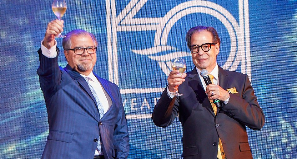 Oceania Cruises Firmengründer Frank Del Rio und Cruise Director Leslie Jon