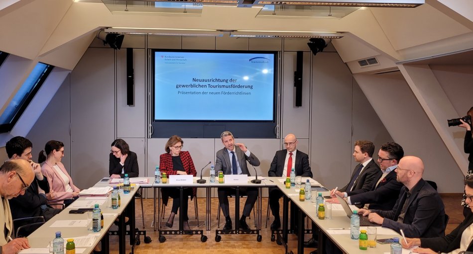 Die Neuausrichtung von Österreichs Tourismusförderung wurde Ende März 2023 im Rahmen eines Pressegesprächs vorgestellt. Mit dabei waren Tourismusstaatssekretärin Susanne Kraus-Winkler, die ÖHT-Geschäftsführer Matthias Matzer und Martin Hofstetter, vom Ministerium Sektionschefin Ulrike Rauch-Keschmann und Martina Titlbach-Supper (Leiterin der Abteilung Tourismus-Förderungen) sowie ÖHT-Prokurist Florian Zellmann.