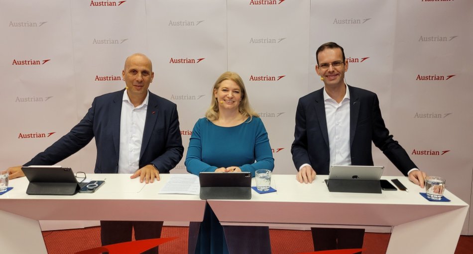 Was für ein Tag! „Es ist die eine oder andere Träne geflossen“, meinte Austrian Airlines CEO Annette Mann (Mi.) zu Beginn des Mediengesprächs rund um die Bekanntgabe der Zahlen für das 3. Quartal 2022 von Österreichs Flagg Carrier gemeinsam mit CCO Michael Trestl (r.) und COO Francesco Sciortino (l.). Annette Mann spielte damit auf die unmittelbar davor stattgefundene interne Präsentation vor den Mitarbeiter*innen der Airline an, die überaus emotionell ablief. Erstmals seit Beginn der Pandemie, als es zum kompletten Stillstand kam und deren Folgen nur unter größtem Einsatz aller Beteiligten bewältigt werden konnten, lieferte Austrian Airlines wirklich erfreuliche Zahlen.