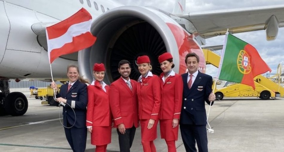 Fahnenschwingen nach der ersten Austrian Airlines-Landung Anfang April 2023 am Aeroporto Francisco Sá Carneiro (Foto © https://kiosquedaaviacao.pt