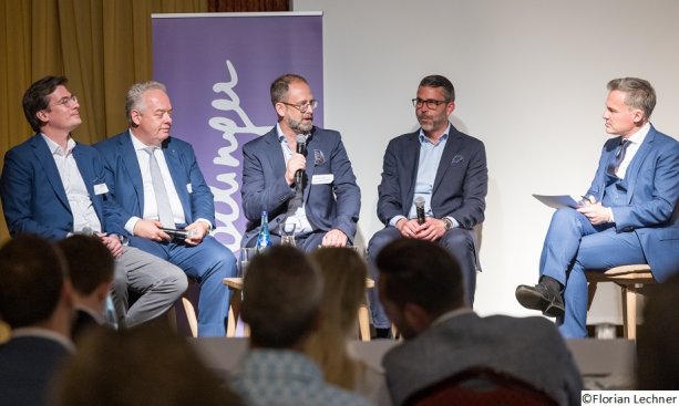 Hochkarätiges Podium (v.l.n.r.: Yannik Wagner, Accor Hotels; Jörg Böckeler, DHI Dorint Hospitality & Innovation; Alexander Winter, arcona Hotels & Resorts; Markus Lück, 12.18 Hotel Collection) mit Moderator Tarek Leitner (r.)