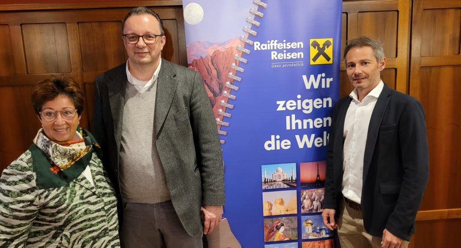 Große Pläne hat das Austrian Cruise Center (ACC) unter Leitung von Alexandra Tremml. Wie dessen seit Oktober 2021 amtierender Business Development Manager Ingo Kreuziger (r.) im Rahmen eines Medienfrühstücks gemeinsam mit Raiffeisen-Reisebüro-Geschäftsführer sind Bernd Knoflach (Mi.) und Business Development Managerin Ursula Wejrowsky (l.) betonte, ist er überzeugt, „dass der Kreuzfahrt-Boom wie vor der Pandemie zurückkommt.“ 