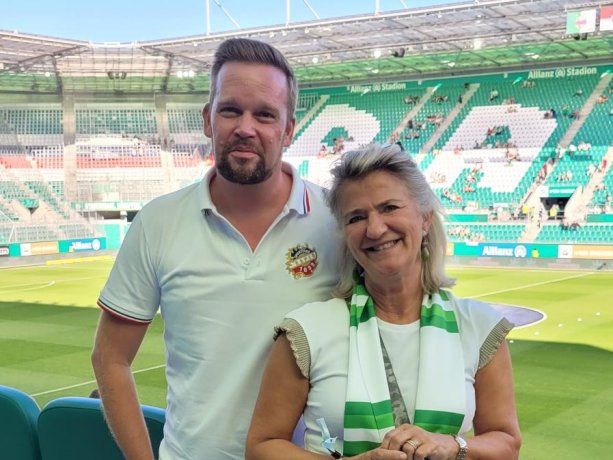 Christian Pramberger (l.), Chef und Gründer der RES Touristik (fussballreisen.com bzw. fanreisen.com), im Wiener Allianz-Stadion im Gespräch mit Ines Norden (r.), T.A.I. Fachzeitungsverlag. 