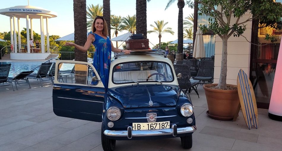 Der komplett renovierte „Chispa“ (zu Deutsch: Funke) ziert jetzt zu bestimmten Themenabenden den Robinson Club Cala Serena auf mallorca. Es handelt sich um einen Seat 600, Baujahr 1971, der von Tina Grünold erworben und komplett renoviert wurde: „Er war total platt“, erinnert sie sich an den Kauf Anfang 2021, „aber ich habe mich in das Auto 'Schock-verliebt'.“  