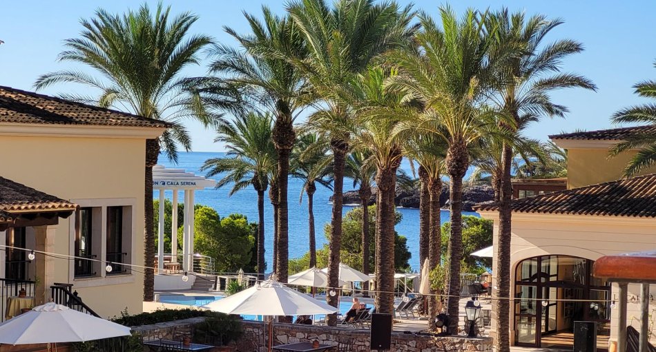 Es ist der einzige 26 Robinson Club mit einer weiblichen Doppelspitze: Der Robinson Cala Serena auf Mallorca mit General Managerin Tina Grünold und Nathalie Huwe als stellvertretender Direktorin. Insgesamt verfügt die 120.000 m² große Anlage über 306 Zimmer und Suiten. Um das Wohl der Gäste kümmern sich 241 Robinson Mitarbeiter:innen, inklusive der Subunternehmer sind es 300.