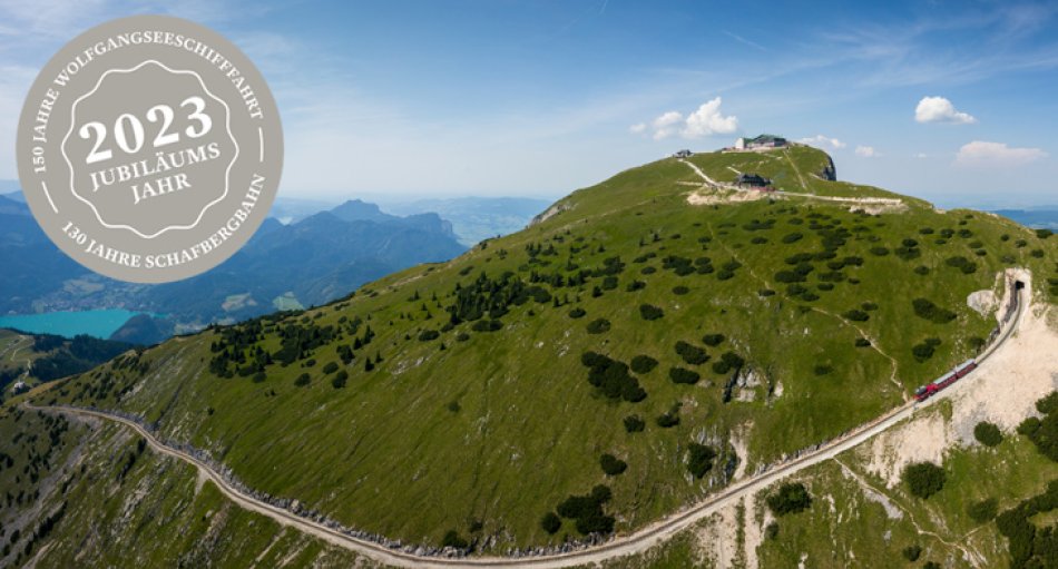 Seit 130 Jahren bringt die SchafbergBahn ihre Fahrgäste auf den Schafberg hoch über dem Wolfgangsee.