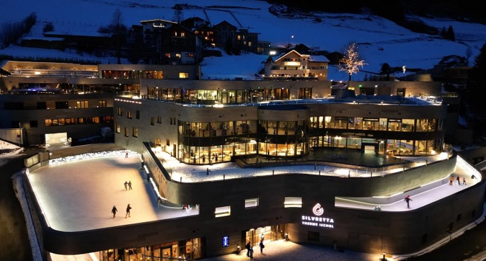 Highlight der zurückliegenden Saison war die am 8. Dezember 2022 eröffnete Silvretta Therme Ischgl. Dies hat nicht nur mit der Investitionssumme (rund 75 Mio. Euro) zu tun, sondern vor allem auch mit der dabei umgesetzten Nachhaltigkeit sowie der Tatsache, dass die Therme Ischgl einen wichtigen Mosaikstein für das Ziel bildet, Ischgl zur 10-Monats-Destination auszubauen. Die Eckdaten der Silvretta Therme: Über 1.000 m² Wasserfläche, mehr als 1.500 m² Saunabereich sowie Veranstaltungsräumlichkeiten für bis zu 600 Personen.