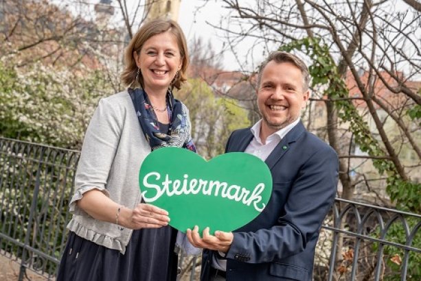 Mit fulminanten Auftritten – vom mobilen Pavillon und dem Steiermark Frühling in Wien über den Beginn der Sommerauftritte auf 5 Märkten bis hin zur Fotoaktion „Ein Herz geht um die Welt“ – sorgt die Steiermark derzeit touristisch für Schlagzeilen. Details präsentierten Ende März 2023 Tourismuslandesrätin Barbara Eibinger-Miedl und der Geschäftsführer Steirische Tourismus und Standortmarketing Gesellschaft (STG), Michael Feiertag, zusammen den 11 Erlebnisregionen in Wien.