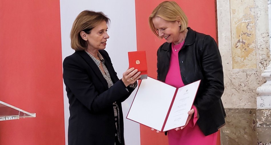 Die Verleihung des „Goldenen Ehrenzeichens der Republik Österreich“ durch Tourismus-Staatssekretärin Susanne Kraus-Winkler an Petra Stolba nutzte die frühere, langjährige Geschäftsführerin die Österreich Werbung (ÖW) und nunmehrige „Head of Cabinet“ des Vizepräsidenten des Europäischen Parlamentes in Brüssel, Otmar Karas, für eine zukunftsgerichtete Grundsatzrede auch und vor allem für den Tourismus.