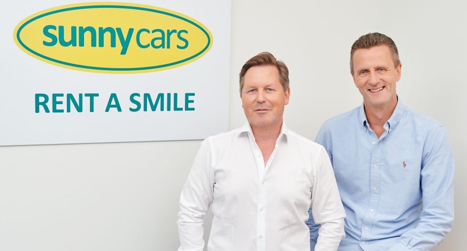 Der November 2023 markiert das 10-Jahre-Jubiläum von Sunny Cars in Österreich. Der Qualitäts-Mietwagen-Veranstalter Kai Sannwald (r.) und Thorsten Lehmann (l.) hat zudem die Pandemie toll gemeistert und steuert 2023 auf ein weiteres Rekordjahr zu. T.A.I. versucht, Antworten auf die Erfolgsgründe zu finden.