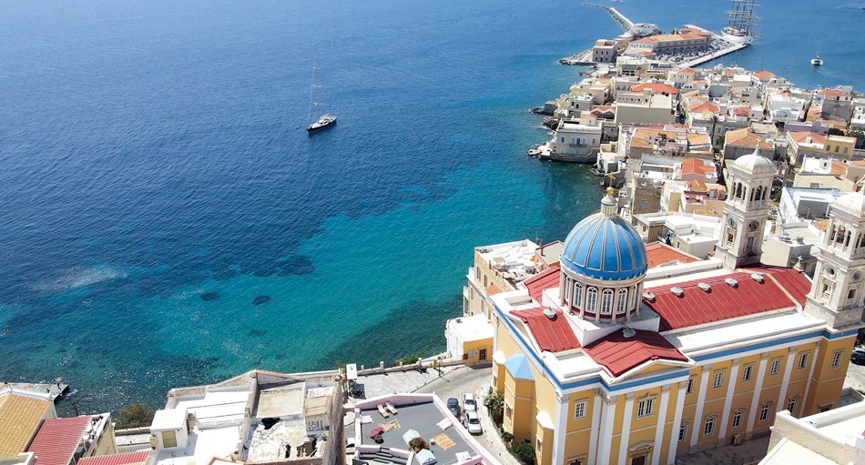 Die Insel Syros ist mit Flug ab/bis Graz und Klagenfurt nach Paros und Bus bzw. Schiffstransfer erreichbar