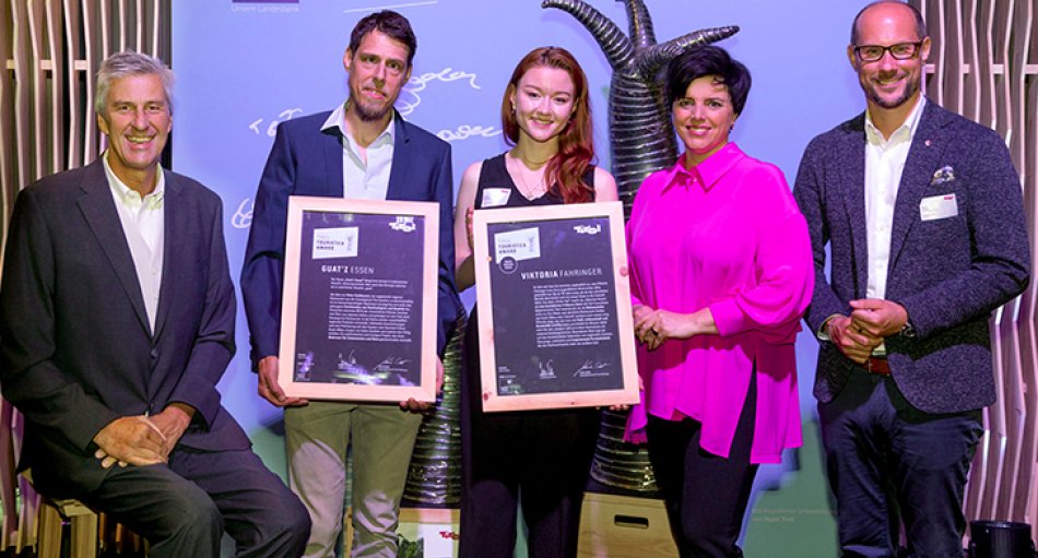 „Tirol Touristica“-Preisträger Peter Fankhauser und Nachwuchspreisträgerin Viktoria Fahringer (2. u. 3. v. l.) mit Mario Gerber / Vorsitzender Tyrol Tourism Board, Karin Seiler / Geschäftsführerin Tirol Werbung und Johannes Haid / Vorstand Hypo Tirol Bank, die die Preise zur Verfügung stellte (v. r.).
