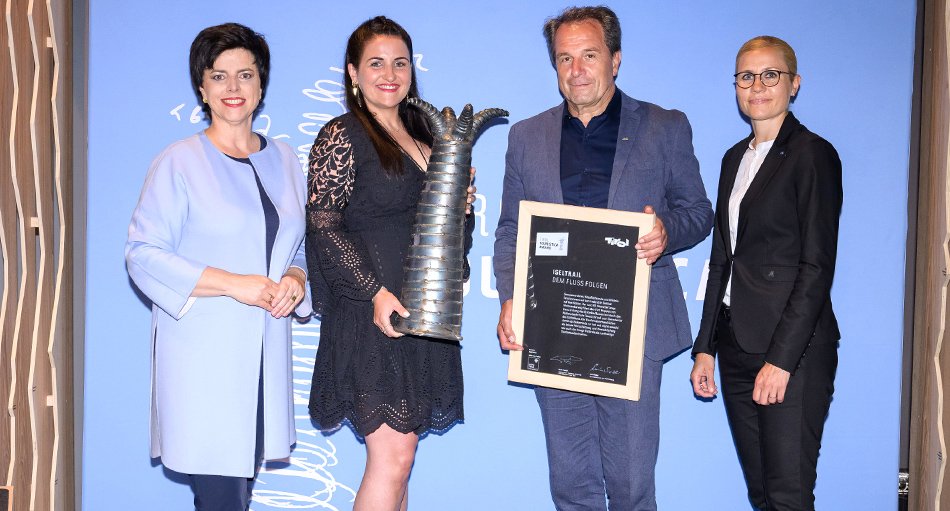 Über den Tirol Touristica durfte sich heuer Iseltrail-Initiator Franz Theurl (Obmann TVB Osttirol, 3.v.l.) freuen, Anna Servis (2.v.l.) hielt den Nachwuchs­preis in den Händen. Tirol Werbung-Geschäftsführerin Karin Seiler (l.) und Hypo-Vorstandsmitglied S