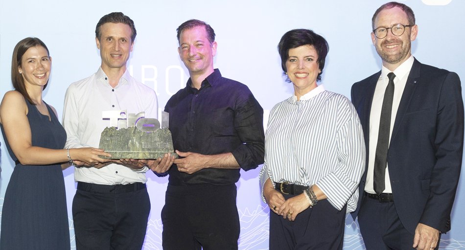Über den Touristica Award freuten sich Michaela Kraler, Elias Walser und Alois Seyrling (v.l.) vom TVB Seefeld-Tirols Hochplateau. Karin Seiler (Geschäftsführerin Tirol Werbung, 2.v.r.) und Christian Jäger von der Hypo Tirol Bank gratulierten. 