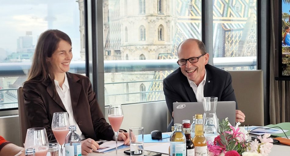 Um rund 25 % mehr Frühbucher:innen als im Vorjahres-Jänner sind ein gewaltiger Zuwachs. TUI hat ihn 2024 und wie Österreich-Geschäftsführer Gottfried Math (r.) im Rahmen eines Mediengespräches betonte. Zusammen mit Vertriebsdirektorin TUI Österreich, Ines Wasner (l.), sowie dem aus Deutschland angereisten Director Communications Central Region & Airlines, Hotels and Cruises, Aage Dünhaupt, gab er eine Vielzahl interessanter Details bekannt. Moderiert wurde alles von der TUI Österreich Corporate Communications Managerin Patrizia Weinberger.