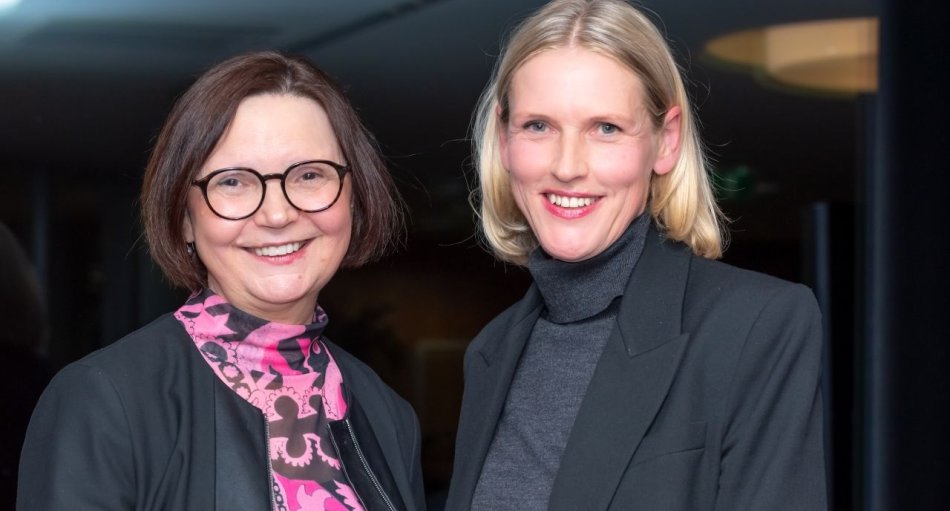Was gibt es Schöneres als Neujahrsvorsätze? Besondere Wünsche für die Nachfolgerin! Exakt diese gab die mit Jahresende in den Ruhestand getretene VERKEHRSBUERO Vorständin Helga Freund (l.) der neuen Vorständin Birgit Wallner (r.) mit auf dem Weg. Zusammen mit Vorstandsvorsitzenden Martin Winkler leitet Wallner nun die Geschicke des Konzerns.