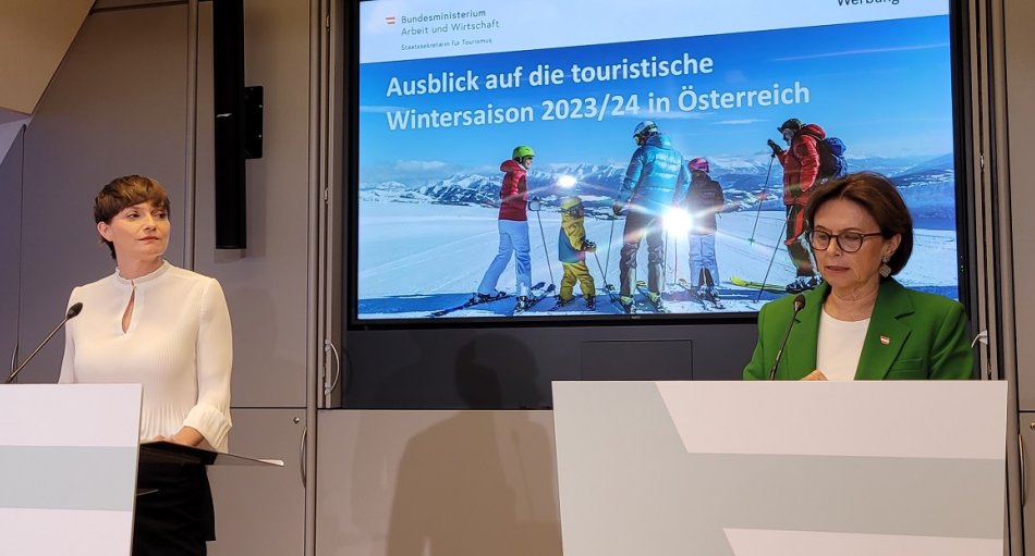 Mitte Oktober 2023 wurde die im Auftrag der Österreich Werbung (ÖW) erstellte „Winterpotential-Studie“ präsentiert. Für Tourismus-Staatssekretärin Susanne Kraus-Winkler (r.) wurden dabei überraschend zwei Fragen nicht gestellt: jene zum der Mitarbeiter:innen-Mangel und jene über die aktuelle Teilsperre des Tauerntunnels. Susanne Kraus-Winkler und ÖW-Chefin Astrid Steharnig-Staudinger (l.) sehen Österreichs Wintersaison 2023/2024 trotzdem mit großem Optimismus entgegen.