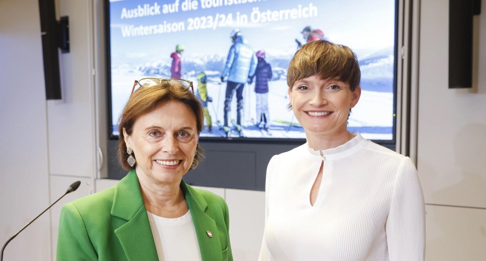 Mitte Oktober 2023 wurde die im Auftrag der Österreich Werbung (ÖW) erstellte „Winterpotential-Studie“ präsentiert. Für Tourismus-Staatssekretärin Susanne Kraus-Winkler (l.) wurden dabei überraschend zwei Fragen nicht gestellt: jene zum der Mitarbeiter:innen-Mangel und jene über die aktuelle Teilsperre des Tauerntunnels. Susanne Kraus-Winkler und ÖW-Chefin Astrid Steharnig-Staudinger sehen Österreichs Wintersaison 2023/2024 trotzdem mit großem Optimismus entgegen.